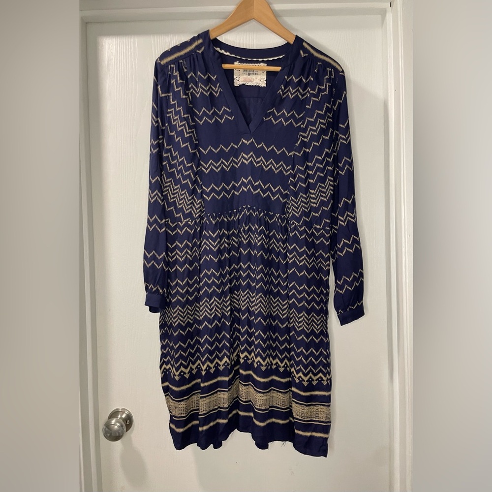 Holding Horses Farica Chevron Long Sleeve Dress in Navy Blue. Size M